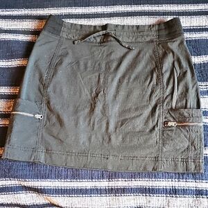 Athleta Stylish Black Mini Skirt with Zipper Pockets. Size 6.